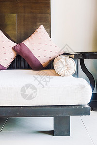 室内客厅沙发装饰上美丽的豪华舒适枕头图片
