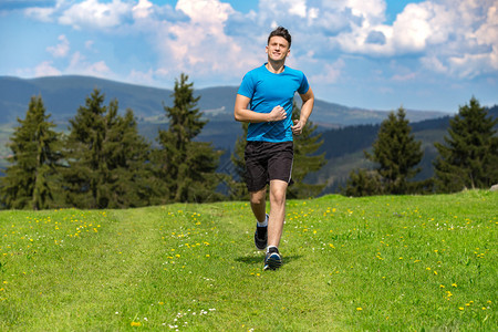 跑步健身男子在美丽的风景中在户外冲刺适合马拉松的男跑步者训练高图片