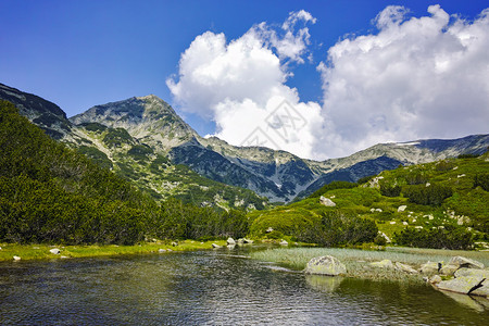 保加利亚皮林山穆拉托夫山峰和山河令图片