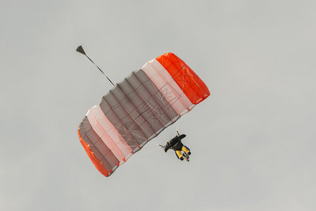 跳伞者漂浮在方形降落伞上高清图片