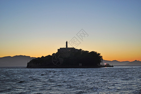 2010年6月7日旧金山湾日落时的恶魔岛该岛在1963年之前由联邦监狱开发背景图片