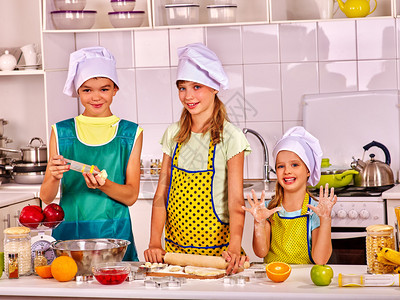 孩子们在厨房烤饼干儿童饼干用家庭厨房的面团图片
