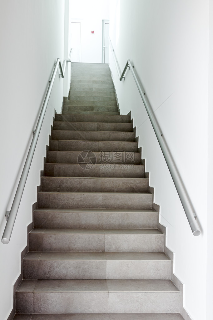 新现代建筑中带金属栏杆的楼梯每个建筑物都必须有紧急楼梯图片