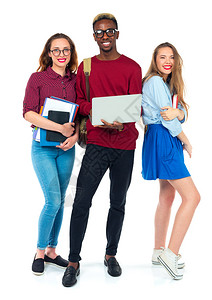 三名快乐的年轻青少年学生站在书本笔记本电脑和白背景孤立背景图片