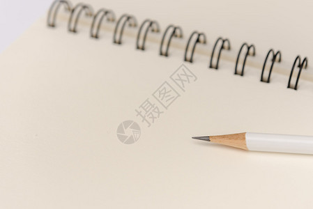 白色铅笔与白色背景上的空白笔记本图片