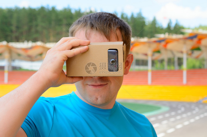 年轻人在城市体育场寻找虚拟现实眼图片