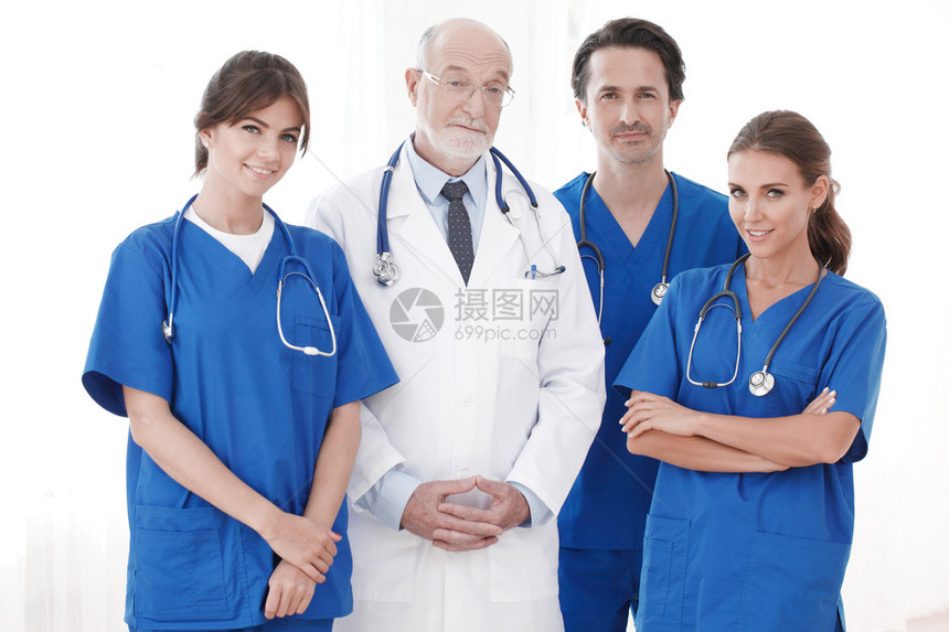 白种背景孤立的专业医生小组成员名单按白图片