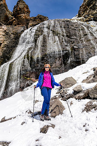 女童徒步旅行者享受山瀑图片