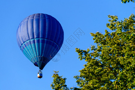 热空气球起飞集中注背景图片
