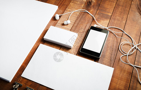 空白品牌模型老式木桌背景上的空白文具空白的企业形象模板您图片
