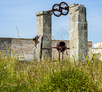 遗弃在Apulia农村图片