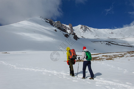 男和女登山者登上一座白雪皑的火山土耳其图片