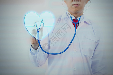 医生用听诊器按虚拟心脏图片