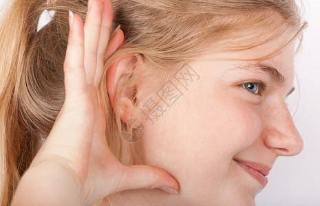 女人用手捂着耳朵听图片