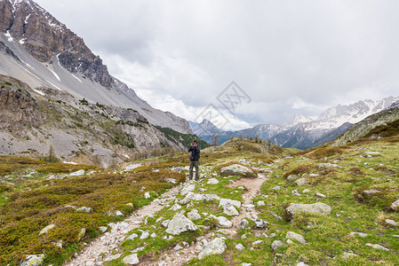 山上的景色被天空和暴风云所笼罩在阿尔卑斯山上进行夏图片