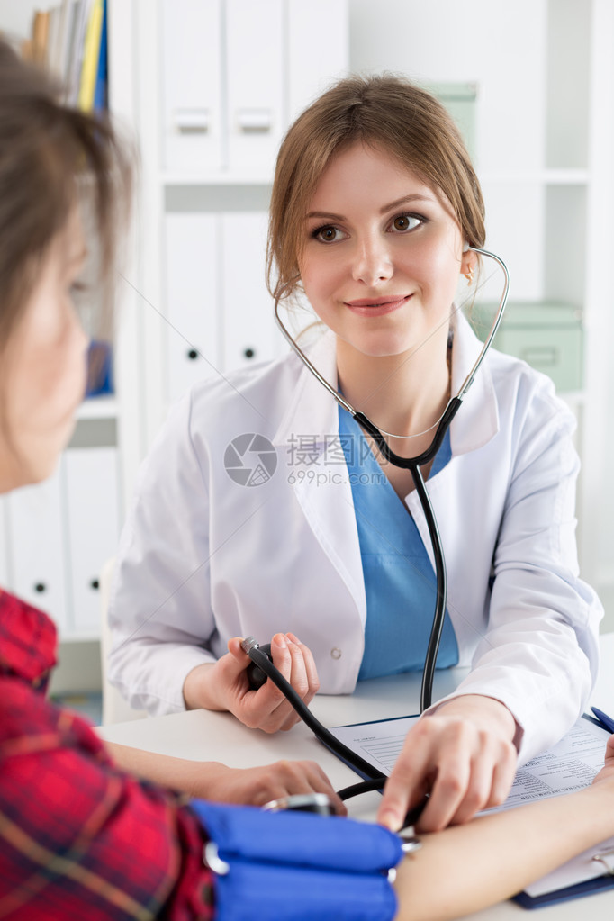 微笑的女医生给病人测量血压物理医疗商店或商店心跳监测心脏治疗师协助咨询访问911健康图片