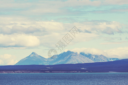 加拿大湖边的宁静景象图片