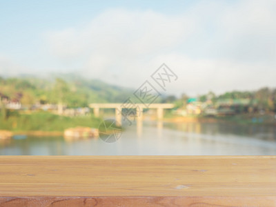 在模糊的背景前的木板空桌子模糊木桥上的透视棕色木材可用于模拟展示或蒙太奇您的产品春暖花开的季背景图片