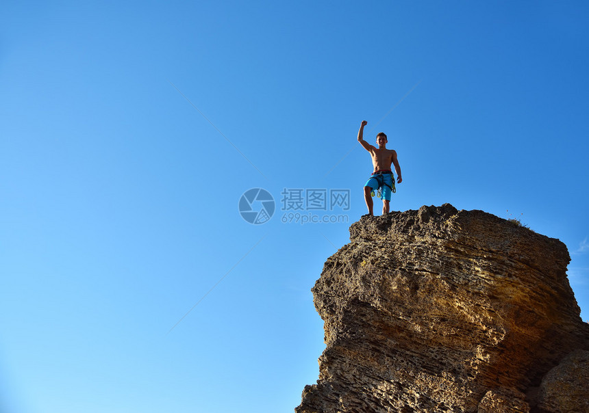 登山者在山顶上举手图片