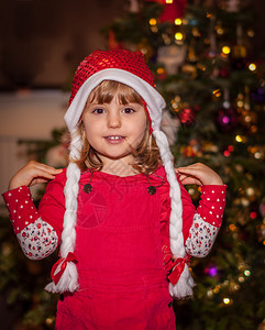 可爱的圣诞女孩和圣诞树图片