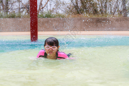 亚洲女孩夏天玩水上乐园图片