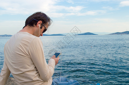 男人在海边打电话图片