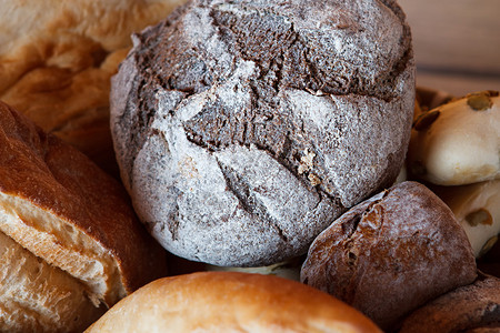 黑褐面包黑面包和面包新鲜而温图片