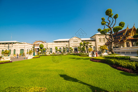 泰国曼谷蓝天的皇宫大殿Watpr图片