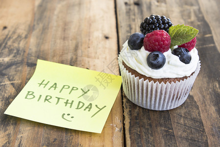 甜美的蛋糕和生日图片