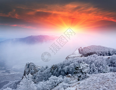 在冬时的山日落场面图片