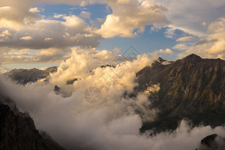 最后温暖的阳光照射在高山谷上图片