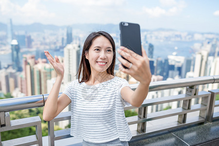 在香港亚洲年轻女子用手机自拍的亚裔青图片