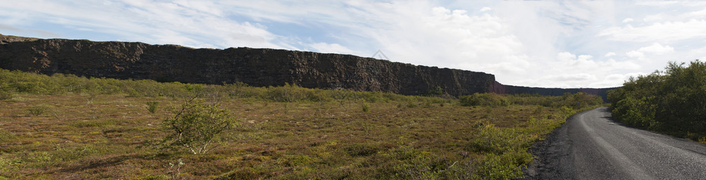 大陆漂移2012年8月27日的Asbyrgi峡谷和道路景观Asbyrgi位于Vatnajokull公园背景