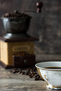 咖啡杯和咖啡研磨机图片