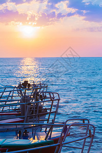 海上日落特写的小船图片