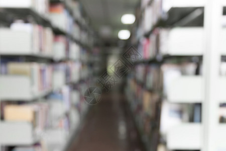 图书馆架的模糊图像用作背景图片