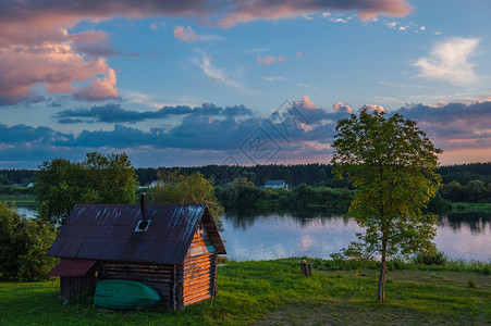 俄罗斯帕夏河上的木屋图片