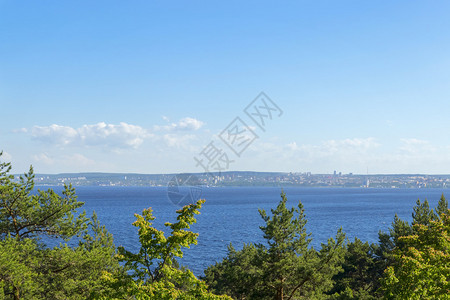 湖湾沿岸城市的海岸线风景俄罗斯卡雷图片