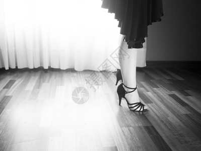 女子舞厅标准运动舞蹈拉丁和萨尔舞者的脚和鞋子在舞蹈学院排练室图片