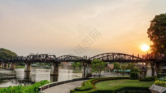 桂艾河旧桥上的游客是第二次世界大战期间的历史景点图片