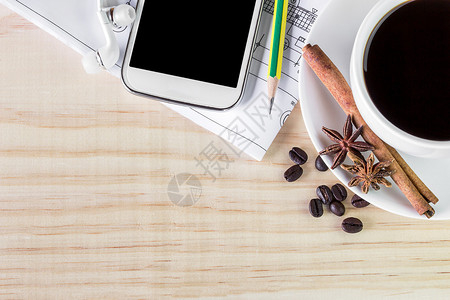 咖啡杯和智能手机图片