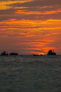 海上日落色彩缤纷的天空和长尾船泰国图片