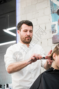 男美发师在专业美发沙龙为客户理发图片