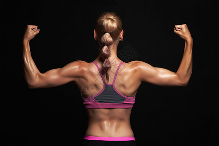 运动女孩的背影健身房的概念肌肉健身的女人图片