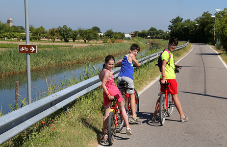 三兄弟在夏天的一次旅行中骑自行车图片