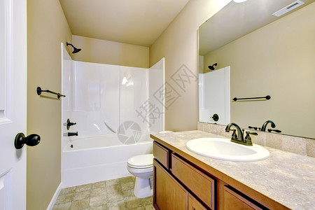 使用现代虚空柜子厕所和白色浴缸的光色图片