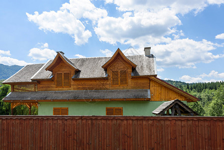 罗马尼亚布拉索夫山区传统木屋和绿图片
