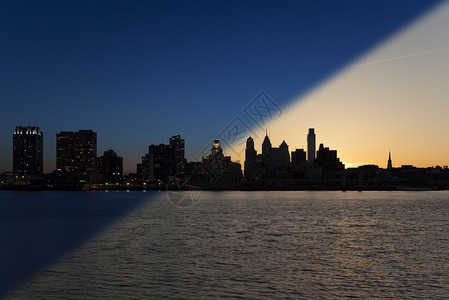费城天际线日出和黄昏过渡图片