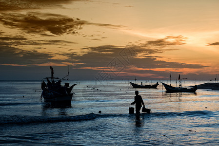 渔民在日出时捕鱼图片