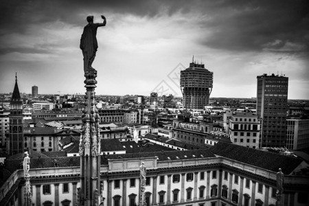 在大教堂上的雕像支配着意大利城市的黑白风图片